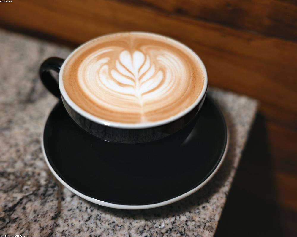 ラテアートの施されたカフェラテ